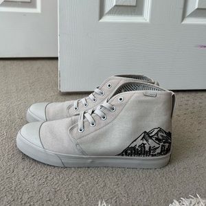 BANGS high top embroidered mountain shoes nwot